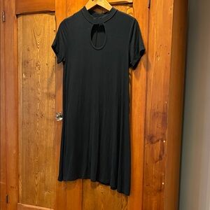 10/25$ 🧁 Black Keyhole Short Sleeve Dress
